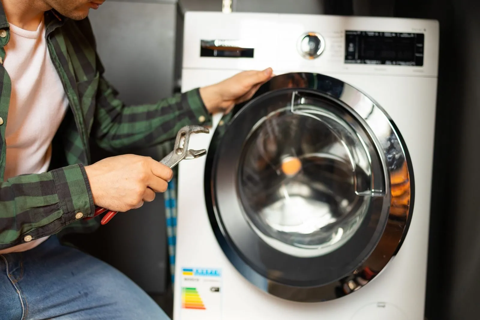 Best Appliances technician repairing a washing machine in a Gauteng home Best Appliances technician repairing a washing machine in a Gauteng home